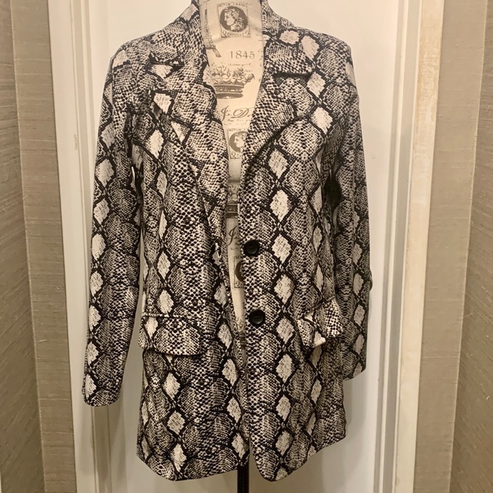 🐍 Get Sssstylish with the Veronica M Snakeskin Print Blazer in Size Small! 🐍 - Picture 2 of 16